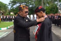 Bupati Pamekasan, Kholilurrahman memberi penghargaan kepada sejumlah siswa berprestasi di kabupaten Gerbang Salam