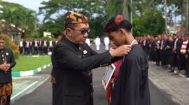 Bupati Pamekasan, Kholilurrahman memberi penghargaan kepada sejumlah siswa berprestasi di kabupaten Gerbang Salam