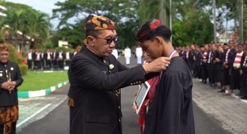 Bupati Pamekasan, Kholilurrahman memberi penghargaan kepada sejumlah siswa berprestasi di kabupaten Gerbang Salam
