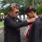 Bupati Pamekasan, Kholilurrahman memberi penghargaan kepada sejumlah siswa berprestasi di kabupaten Gerbang Salam
