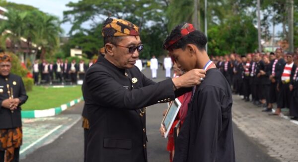 Bupati Pamekasan, Kholilurrahman memberi penghargaan kepada sejumlah siswa berprestasi di kabupaten Gerbang Salam
