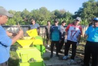 Bupati Pamekasan, Kholilurrahman saat turun langsung bersihkan sampah dan ajak masyarakat gotong royong peduli kebersihan lingkungan