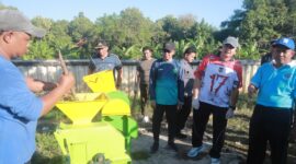 Bupati Pamekasan, Kholilurrahman saat turun langsung bersihkan sampah dan ajak masyarakat gotong royong peduli kebersihan lingkungan