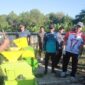 Bupati Pamekasan, Kholilurrahman saat turun langsung bersihkan sampah dan ajak masyarakat gotong royong peduli kebersihan lingkungan