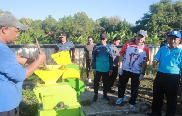 Bupati Pamekasan, Kholilurrahman saat turun langsung bersihkan sampah dan ajak masyarakat gotong royong peduli kebersihan lingkungan
