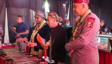 Bupati Achmad Fauzi saat acara jamasan keris keraton (dok LD)