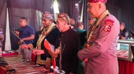 Bupati Achmad Fauzi saat acara jamasan keris keraton (dok LD)