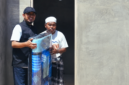 Bupati Sumenep Achmad Fauzi Wongsojudo saat menyerahkan perabotan pada penerima RTLH