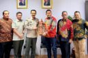 Bupati Sumenep Achmad Fauzi Wongsojudo tiga dari kanan serahkan cenderamata kepada Kementan RI