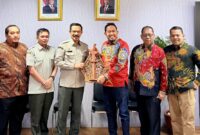Bupati Sumenep Achmad Fauzi Wongsojudo tiga dari kanan serahkan cenderamata kepada Kementan RI
