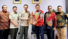 Bupati Sumenep Achmad Fauzi Wongsojudo tiga dari kanan serahkan cenderamata kepada Kementan RI