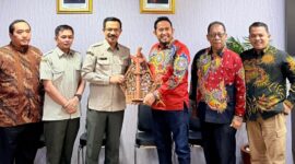 Bupati Sumenep Achmad Fauzi Wongsojudo tiga dari kanan serahkan cenderamata kepada Kementan RI
