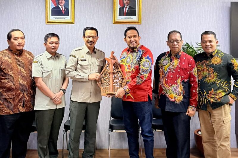 Bupati Sumenep Achmad Fauzi Wongsojudo tiga dari kanan serahkan cenderamata kepada Kementan RI