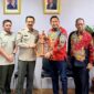 Bupati Sumenep Achmad Fauzi Wongsojudo tiga dari kanan serahkan cenderamata kepada Kementan RI
