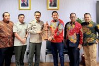 Bupati Sumenep Achmad Fauzi Wongsojudo tiga dari kanan serahkan cenderamata kepada Kementan RI