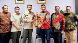 Bupati Sumenep Achmad Fauzi Wongsojudo tiga dari kanan serahkan cenderamata kepada Kementan RI