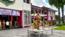 Bupati Sumenep Dr. H. Achmad Fauzi Wongsojudo saat pimpinan upacara apel gabungan