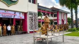 Bupati Sumenep Dr. H. Achmad Fauzi Wongsojudo saat pimpinan upacara apel gabungan 
