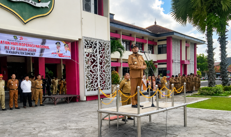 Bupati Sumenep Dr. H. Achmad Fauzi Wongsojudo saat pimpinan upacara apel gabungan 