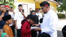 Bupati Sumenep Dr. H. Achmad Fauzi Wongsojudo dalam acara santunan anak yatim (dokume LD)