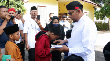 Bupati Sumenep Dr. H. Achmad Fauzi Wongsojudo dalam acara santunan anak yatim (dokume LD)