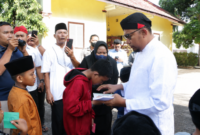 Bupati Sumenep Dr. H. Achmad Fauzi Wongsojudo dalam acara santunan anak yatim (dokume LD)