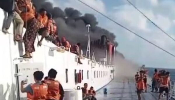 KM Mutiara Sentosa 2 Terbakar di Utara Sumenep, Evakuasi Ratusan Penumpang Masih Berlangsung
