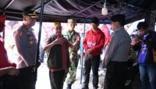 Wakil Bupati Sumenep KH Imam Hasyim saat meninjau posko pelayanan korban kebaran KM Mutiara Sentosa 2