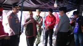 Wakil Bupati Sumenep KH Imam Hasyim saat meninjau posko pelayanan korban kebaran KM Mutiara Sentosa 2