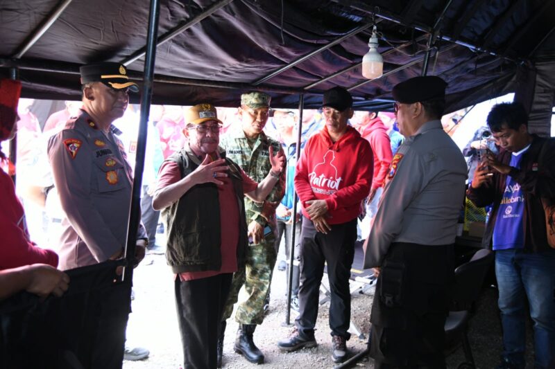 Wakil Bupati Sumenep KH Imam Hasyim saat meninjau posko pelayanan korban kebaran KM Mutiara Sentosa 2