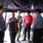 Wakil Bupati Sumenep KH Imam Hasyim saat meninjau posko pelayanan korban kebaran KM Mutiara Sentosa 2