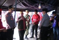 Wakil Bupati Sumenep KH Imam Hasyim saat meninjau posko pelayanan korban kebaran KM Mutiara Sentosa 2