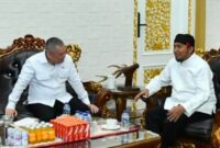 Nampak Menhub RI berbincang santai dengan Bupati Sumenep Achmad Fauzi Wongsojudo 