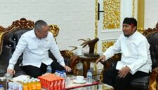 Nampak Menhub RI berbincang santai dengan Bupati Sumenep Achmad Fauzi Wongsojudo 