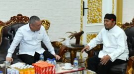 Nampak Menhub RI berbincang santai dengan Bupati Sumenep Achmad Fauzi Wongsojudo 