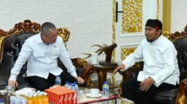 Nampak Menhub RI berbincang santai dengan Bupati Sumenep Achmad Fauzi Wongsojudo 