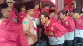 Dirut BPRS Bhakti Sumekar, H. Hairil Fajar saat ikut melepas kontingen Sumenep ke Jambore Nasional di Jakarta