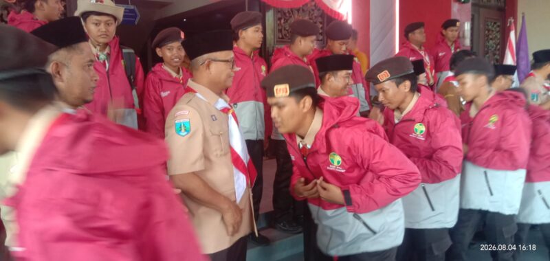 Dirut BPRS Bhakti Sumekar, H. Hairil Fajar saat ikut melepas kontingen Sumenep ke Jambore Nasional di Jakarta