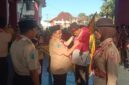 Wabup KH. Imam Hasyim saat menyematkan pin bagi peserta Jambore Nasional di halaman Kantor Pemkab Sumenep 