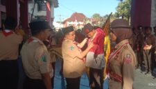 Wabup KH. Imam Hasyim saat menyematkan pin bagi peserta Jambore Nasional di halaman Kantor Pemkab Sumenep 