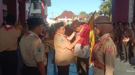Wabup KH. Imam Hasyim saat menyematkan pin bagi peserta Jambore Nasional di halaman Kantor Pemkab Sumenep 