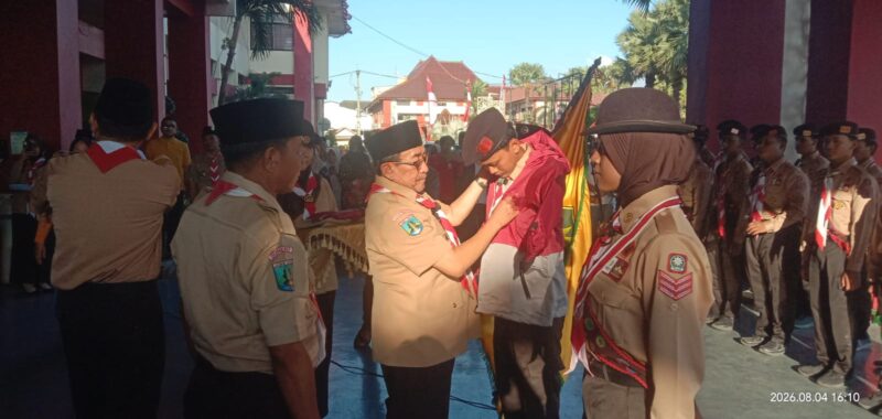 Wabup KH. Imam Hasyim saat menyematkan pin bagi peserta Jambore Nasional di halaman Kantor Pemkab Sumenep 