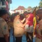 Wabup KH. Imam Hasyim saat menyematkan pin bagi peserta Jambore Nasional di halaman Kantor Pemkab Sumenep 