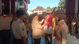 Wabup KH. Imam Hasyim saat menyematkan pin bagi peserta Jambore Nasional di halaman Kantor Pemkab Sumenep 