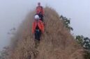 Beberapa relawan menyusuri punggung naga puncak Piramid