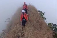 Beberapa relawan menyusuri punggung naga puncak Piramid