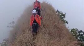 Beberapa relawan menyusuri punggung naga puncak Piramid