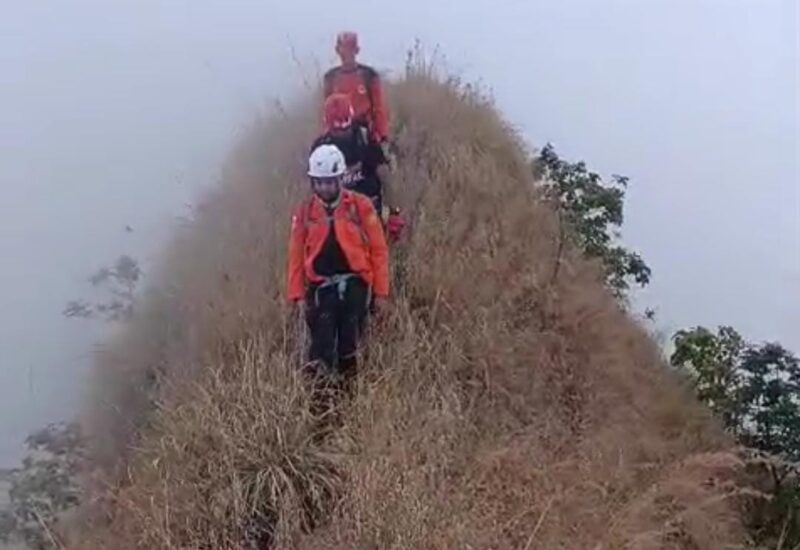 Beberapa relawan menyusuri punggung naga puncak Piramid