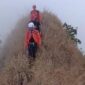 Beberapa relawan menyusuri punggung naga puncak Piramid