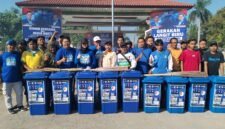 Dina Lorenza, Subangkit AP dan simpatisan partai saat foto sebelum bersih bersih